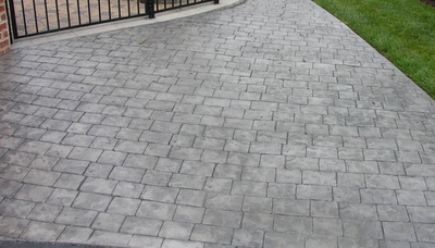 Multi-gray colored stone style decorative concrete driveway in Grand Rapids.
